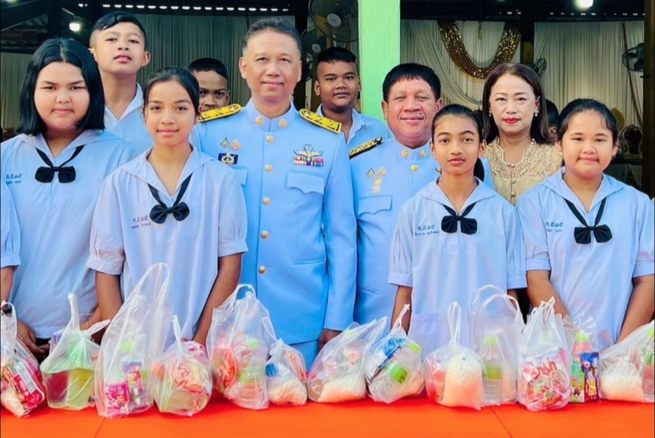 ทำบุญตักบาตร เนื่องในพระราชพิธีสมมงคล ซึ่งพระบาทสมเด็จพระเจ้าอยู่หัวทรงมีพระชนมายุเท่าพระบาทสมเด็จพระพุทธยอดฟ้าจุฬาโลก